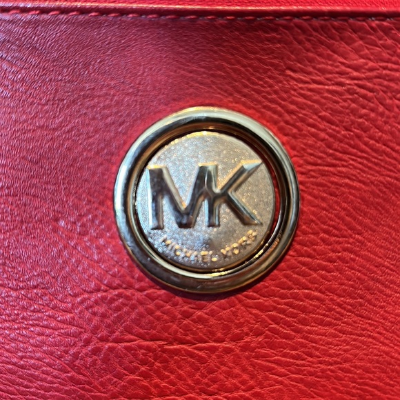 ❤️MK Michael Kors Wristlet❤️ - Picture 3 of 7